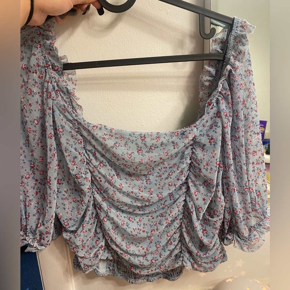 womens blouse
Crop shirt 
Size L
